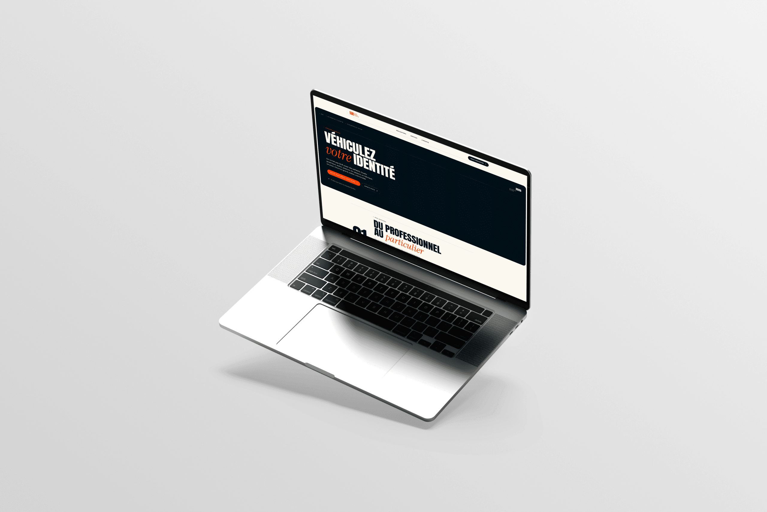 Page d'accueil du site Dino Communication sur un portable : l'accroche « Véhiculez votre identité » en blanc et orange sur fond noir.