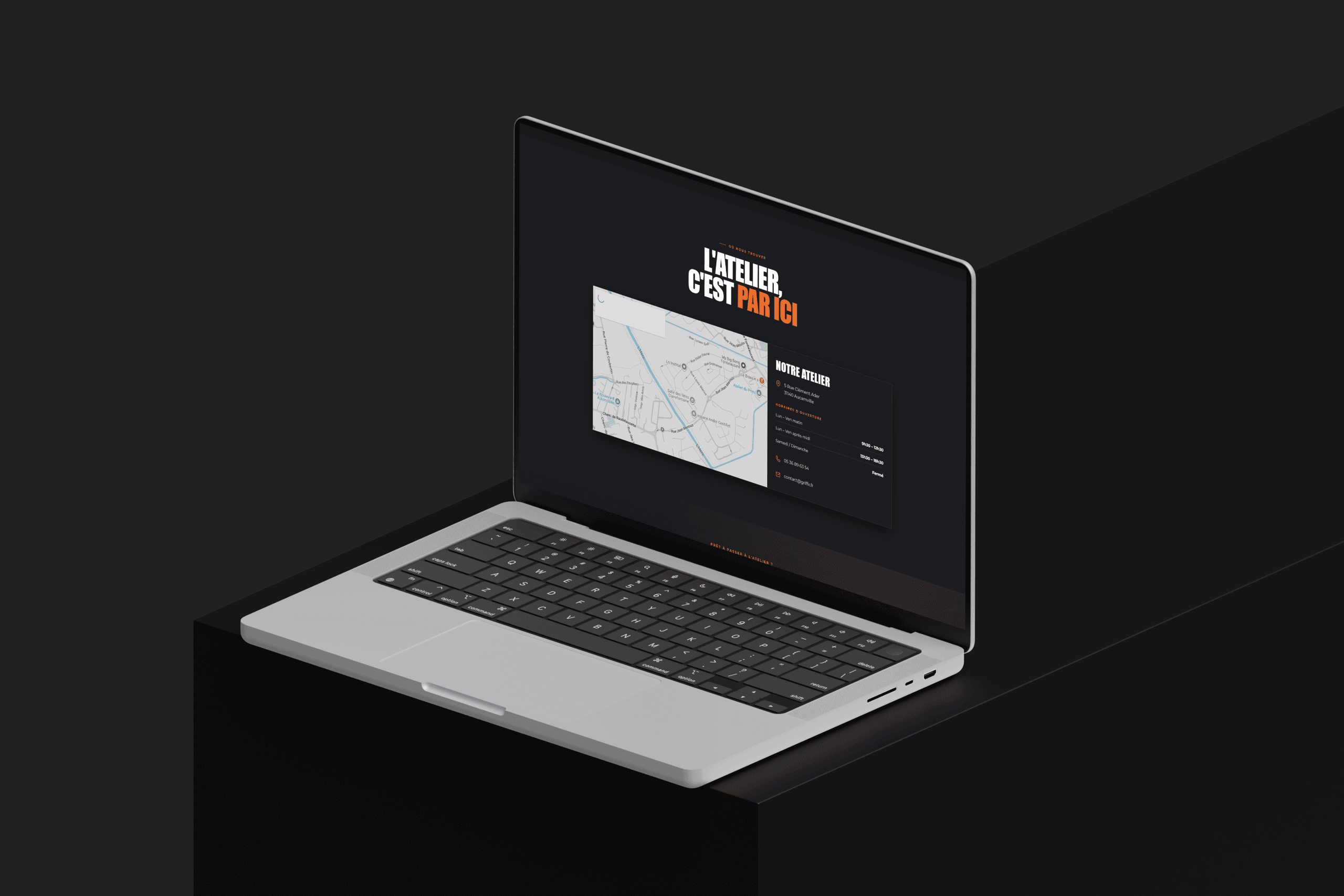 Page coordonnées du site GriffX sur un portable : le titre « L'atelier c'est par ici » en orange, et la carte d'accès de l'atelier.