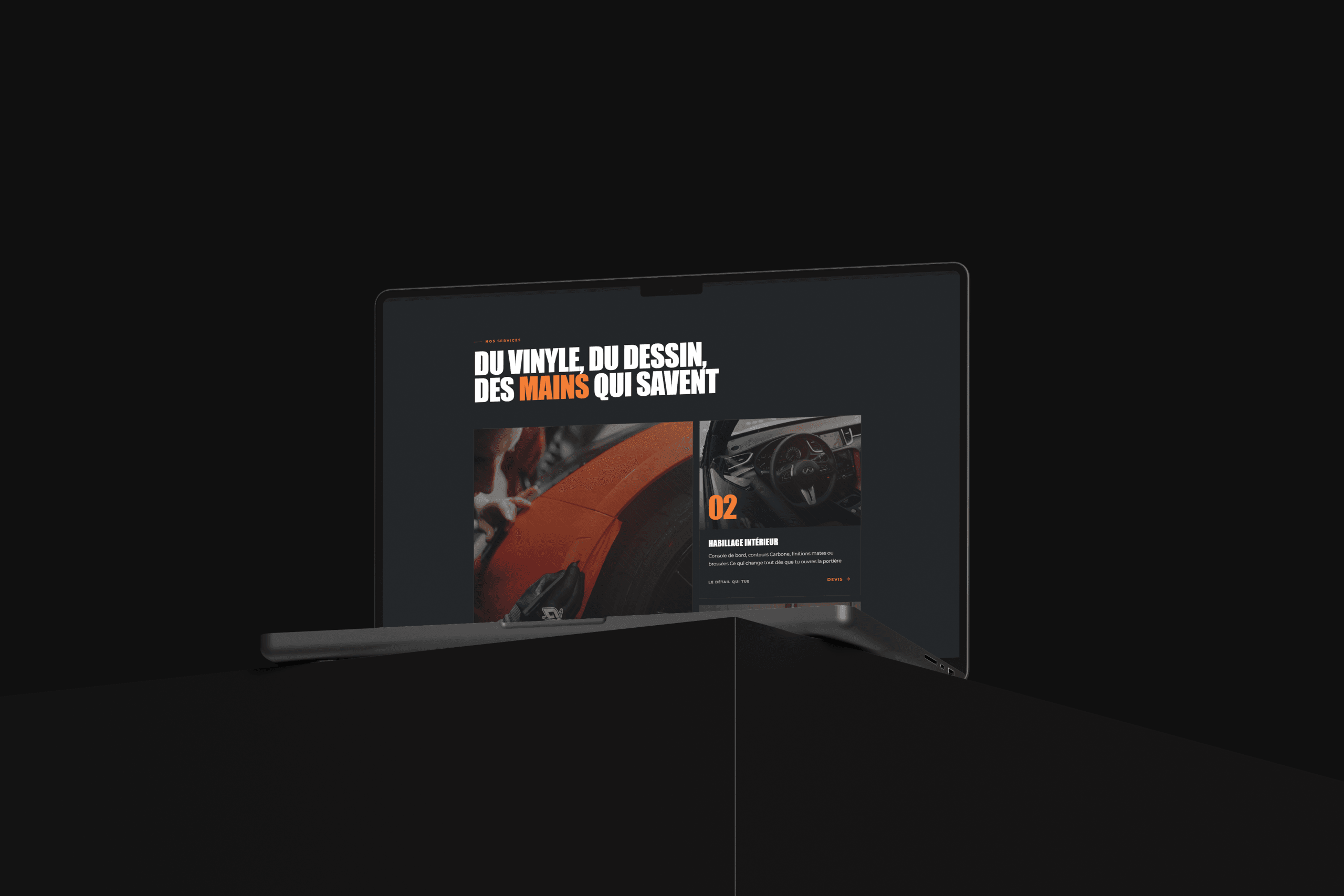 Section services du site GriffX sur écran incliné : « Du vinyle, du dessin, des mains qui savent », et la photo d'un capot recouvert de vinyle orange.