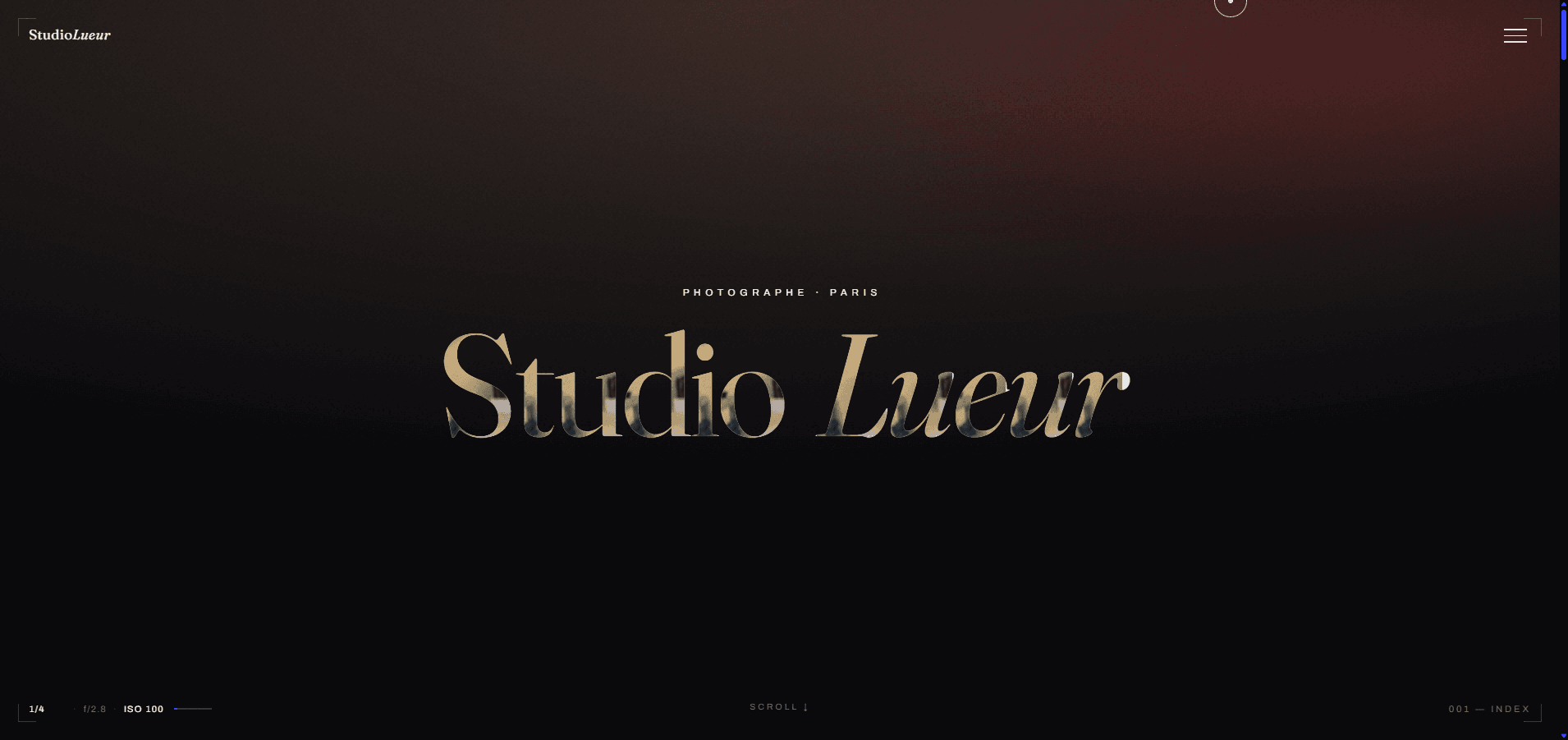Page d’accueil du site Studio Lueur, photographe à Paris : le nom en lettres chromées sur un fond sombre dégradé de rouge.