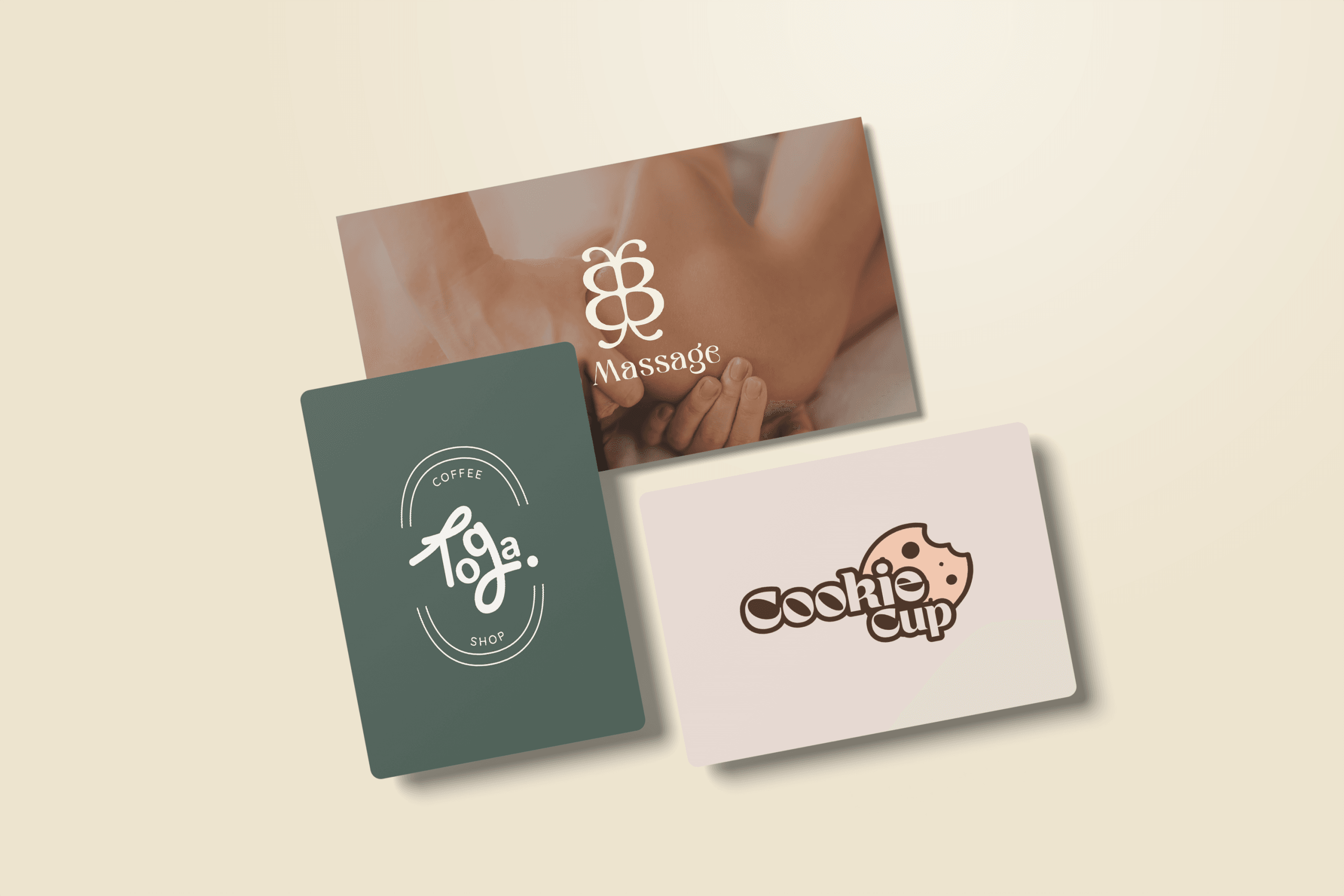 Trois cartes de visite en éventail : le monogramme papillon de FB Massage, le logo manuscrit du coffee shop Toga et le cookie croqué de Cookie Cup.