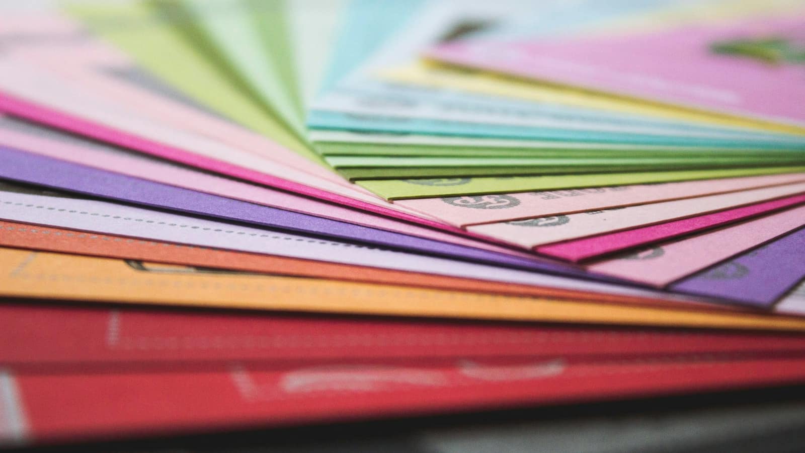 Tranches de papiers imprimés de couleur, empilés en éventail