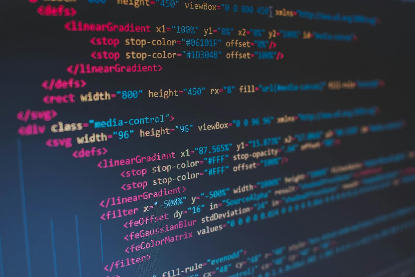 Écran d’éditeur affichant du code SVG et CSS coloré sur fond sombre