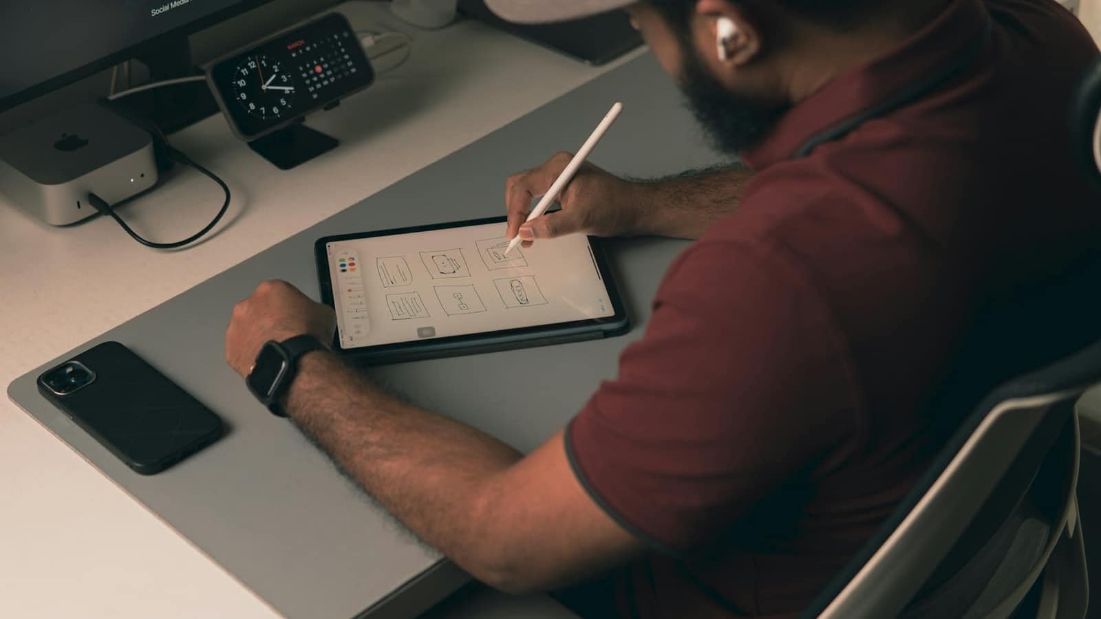 Une personne trace des blocs d’interface au stylet sur une tablette